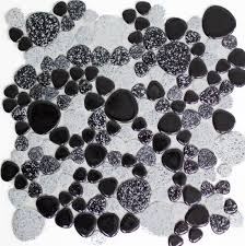 Der charme der alten steine, die im lauf der zeit bearbeitet und glänzend geworden sind, findet eine zeitgenössische und. Mosaik Netzwerk Mosaik Fliese Keramikmosaik Kiesel Gesprenkelt Schwarz Weiss Glanzend 12 0103