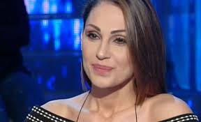 Sul profilo facebook si mostra combattiva mentre gioca a boxe: Domenica In Anna Tangelo E La Sua Prima Volta Con Gigi Ero Minorenne