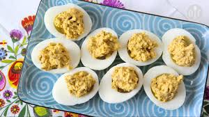 Dagli antipasti di pesce veloci, ai dai grandi classici a base di salmone, ai finger food natalizi più stai cercando antipasti di natale semplici, golosi e facili da preparare? Come Fare Le Uova Farcite In 3 Varianti Videoricette Di Antipasti Con Uova Youtube