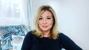 Bár tartott tőle, ám a kissé morózus ember hírében álló művész valósággal a tenyerén hordozta. Liptai Claudia Is Csatlakozott A Vigyazzunkegymasra Kampanyhoz Demokrata