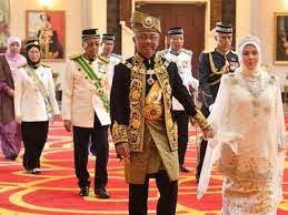 Majlis pemasyhuran tengku abdullah sebagai sultan pahang akan diadakan di istana abu bakar pekan pada 15 januari ini. Romantiknya Agong Permaisuri Saling Pegang Tangan