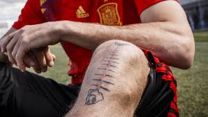 Bu adamın menajerliğini yaptığı tüm futbolcular, her transfer döneminde gözümüze sokulur. Sergio Canales Dizindeki Ameliyat Izlerinden Dovme Yapti