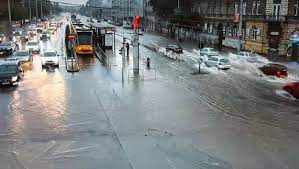 Jégeső is jöhet ma, országszerte felhőszakadásra figyelmeztetnek. Felhoszakadas Es Jegeso Ostromolja A Fovarost Video Www Ma Hu