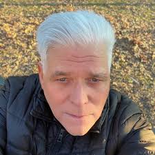 💔 ELTON JOHN HEARTBROKEN: “He influenced me more than anyone… He changed  music forever.” When Brian Wilson passed away, Elton John didn't stay  silent. His emotional tribute and rare studio photo are