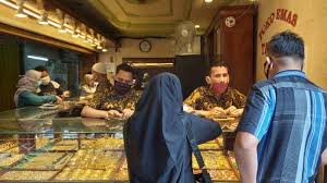 Artikel ini merupakan request dari anda yang sedang mencari harga emas 375 hari ini, harga emas 999 hari ini, harga emas 700 per gram, harga emas 925 terkini. Sentuh Level Harga Rp 862 500 Per Gram Emas Murni Kian Berkilau Transaksi Buyback Mendominasi Banjarmasin Post