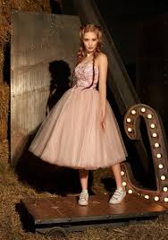 Trova i più recenti abiti da cerimonia corti alla moda del 2021 e gli sconti fino a 80% sugli abiti da cerimonia corti. Outfit E Vestiti Da Cerimonia Abito Di Colore Rosa Con Bustino E Parte Inferiore In Tulle Abiti Abito Da Cerimonia Disegni Vestito