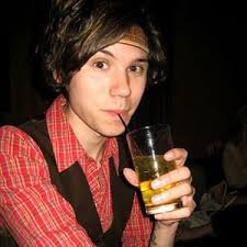 Feliz (con retraso), cumpleaños al único e incomparable Ryan Ross. Te  quiero muchísimo ❤️❤️❤️ : r/panicatthedisco