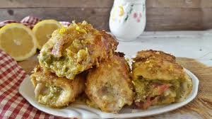 Il petto di pollo è la scelta perfetta quando non hai tempo né voglia di cucinare o quando hai poche idee per un pranzo veloce o cena leggera, sana ma sfiziosa da preparare. Involtini Di Petto Di Pollo Al Pesto Cotti In Padella Nel 2020 Pollo Al Pesto Ricette Idee Alimentari