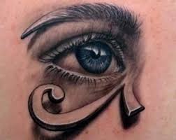 Los peces koi, propios de los tatuajes típicamente japoneses, representan la perseverancia, ya que son capaces de remontar fuertes corrientes poco a poco. Ojo Egipcio Tatuajes Del Ojo De Horus Y Sus Significados Tatuantes