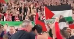 مشجعو أتلتيك بلباو يرفعون لافتة داعمة لفلسطين في دوري أبطال أوروبا