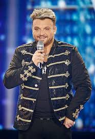 Hierzulande trägt er den stempel des gescheiterten. Menowin Frohlich Hier Zeigt Der Dsds Star Alle Funf Kinder Leute Bild De