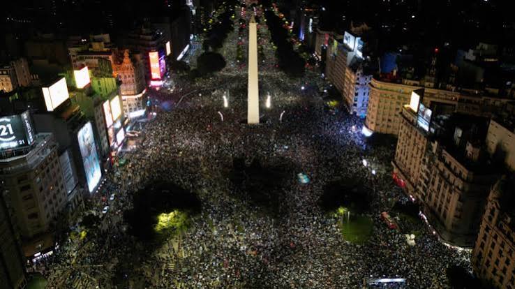 Los argentinos desbordan las calles tras vencer a Inglaterra en histórica semifinal