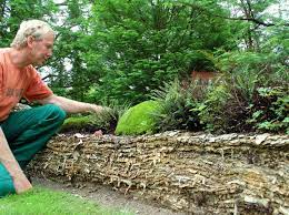 Gartenspaß 4 2021 zeitungen auch zeitschriften onl. 8000 Quadratmeter Voller Ideen Mauer Aus 3000 Zeitungen In Herbrumer Garten