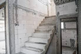 Manche heimwerker und bauherren haben dann aber auch noch die idee, dieses gemauerte treppengeländer nicht neben die treppe, sondern darauf zu setzen. Betontreppe Mit Diesen Preisen Konnen Sie Rechnen