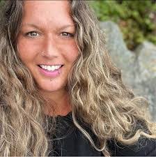 Carolyn Bateman's Instagram, Twitter & Facebook