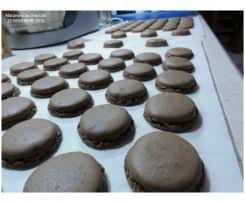 Macarons Au Chocolat Variante Simplifiee Recette Macaron Chocolat Macaron Patisseries Sucrees