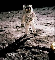 La première est la lunar television camera. Premier Homme Sur La Lune Neil Armstrong 1969