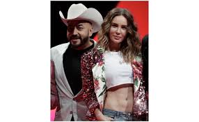 Belinda y christian nodal están a unos pasos de llegar al altar después de comprometerse, con un costoso anillo, en barcelona, españa, lo que desató una ola de reacciones en las redes sociales, donde no dudaron en expresar su felicidad por el suceso. Lupillo Rivera Rompe El Silencio Sobre Romance Con Belinda