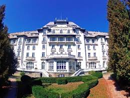 Oferă o piscină interioară, 2 restaurante, internet gratuit și parcare privată. Hotel Palace Sinaia