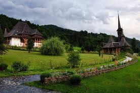 Situata pe teritoriul comunei sacel, sub varful muntelui raios, rezervatia mixta pestera si izbucul izvorul albastru al izei este unul dintre acele locuri din maramures care au ramas neprihanite de mana omului. Maramuresul Intre Cele Mai Frumoase 20 De DestinaÅ£ii Care MeritÄ Vizitate In 2015 Turism Istoric