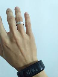 Cincin nikah emas dalam islam diperbolehkan bagi wanita, namun tidak diperbolehkan bagi pria. Selain Dapat Pahala Suami Yang Selalu Pakai Cincin Kahwin Rupanya Boleh Buat Isteri Bahagia Maskulin