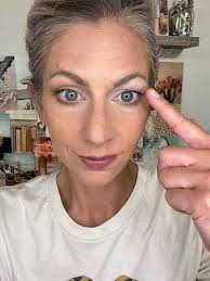Applying eyeshadow to hooded eyes
