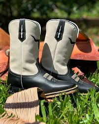 Cada ângulo conta uma história. 🤠 Nossa bota é o equilíbrio perfeito entre  estilo, conforto e qualidade. Feita para quem vive o espírito country com  autenticidade e não abre mão de andar