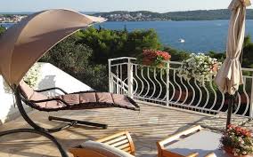 Robinsonhäuser in kroatien kroatien mit seinen zahlreichen inseln und seinen kilometerlangen küsten ist ein begehrtes ferienziel. Ferienwohnungen Und Ferienhauser Mieten In Okrug Gornji Insel Ciovo Apartmenthaus Trogir Yellow House Okrug Gornji Insel Ciovo