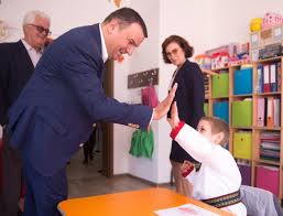 In plus, integrarea copiilor cu nevoi speciale in mediul educational general reduce stigmatul social si imbunatateste performantele academice. Conditii Mai Bune La Scoala Pentru Elevii Cu Nevoi Speciale Din Timis