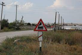 Indicator rutier garantat, agrementat și certificat ce din tablă de oțel tratată prin zincare sau fosfatare, vopsit în câmp electrostatic și acoperită cu folie reflectorizantă clasa i, ii sau iii. Md Orasul Basarabeasca Trecere La Nivel Cu O Cale Ferata Fara Bariere