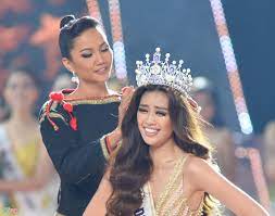 Trong loạt ảnh đời thường. Khoáº£nh Kháº¯c Ä'Äƒng Quang Cá»§a Hoa Háº­u Hoan VÅ© Nguyá»…n Tráº§n Khanh Van Sao Viá»‡t Viá»‡t Giáº£i Tri