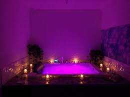 Pétale de fleur petale de rose nuit de noces soirée romantique lanterne papier coeurs roses jeunes mariés la décoration de votre chambre pour une soirée romantique peut paraître simple au premier abord. Chambre D Hotel Avec Jacuzzi Spa Prive Privatif Dans La Chambre Nice