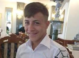 Ragazzo ucciso a Napoli, folla ai funerali. "Non siamo camorristi"
