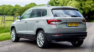 Hranaté lemy blatníkov kolies a ochranné kryty prahov zdôrazňujú charakter suv. Drive Co Uk Reviewed The Skoda Karoq Edition A Rather Sensible Suv