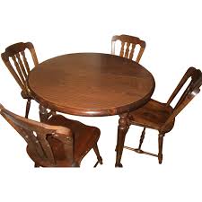 A kitchen table and chairs by ethan allen. Ethan Allen Old Tavern Pine Dining Table W 4 Chairs Aptdeco