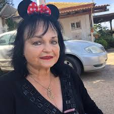 עס קען זיך טרעפן אין יעדע משפחה,די מאמע רעדט נישט מיט איר זון. א שווארצע  קאץ איז דורכגעלאפן צווישן זיי