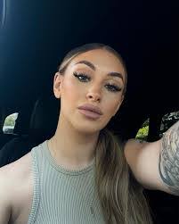 Lauren Brower's Instagram, Twitter & Facebook