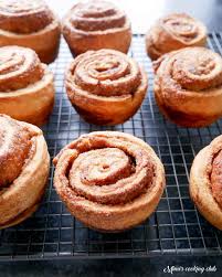 Cinnamon Rolls Claire Ptak Violet Bakery En 2020 Brioche A La Cannelle Roules A La Cannelle Alimentation