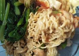 Aduk rata sampai mie terkena bumbu smua. Cara Termudah Untuk Mengolah Mie Ayam Keripik Pangsit Homemade Yang Mantap