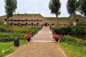 Red het fort in de real life game expeditie pannerden, die je meevoert door de duistere. Nieuwe Hollandse Waterlinie Fort Origineelovernachten