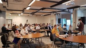 Politia il cauta pe soferul unei limuzine, filmat de un alt conducator auto in timp ce isi batea iubita. Xzkkfbzgvljqtm