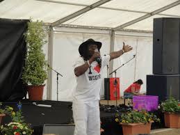 File:Derek Sandy performing at Yarmouth Old Gaffers Festival 2011 6.JPG