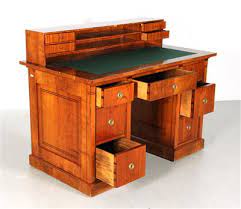 Der stil antik schreibtisch biedermeier in farbe kirsche ist der erfolgreiche klassiker bei amotik möbeln. Schreibtisch Im Biedermeier Stil Mobel 13 08 2018 Startpreis Eur 600 Dorotheum