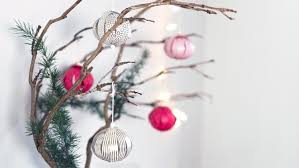 Anschließend werden mit heißkleber kordeln an die holzklammern geklebt. Umweltfreundliche Weihnachtsdeko Zweige Dekoration Zu Weihnachten