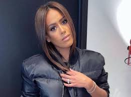 Amel bent fait couler de l'encre. Amel Bent On Craque Pour Son Total Look Noir En 2021 All Black Everything Deux Filles Joli Visage