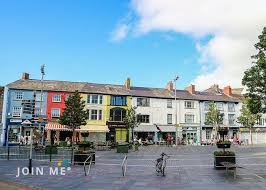 威爾斯 （ 威爾斯語 ： cymru 〔發音： ˈkəm.rɨ （ 聆聽 ） 〕；英語： wales 〔 英國發音： /weɪlz/ 〕），在中國大陸又譯為 威爾士 或 威路士 ，位於 大不列顛島 西南部，為 英國的構成國 之一，東界 英格蘭 ，西臨 聖喬治海峽 ，南面 布里斯托灣 ，北靠 愛爾蘭海 ， 卡地夫 是首府與最大城市。. è±åå¨ç¾æ¯ ç¾ç¿» ä¸ä¸æèççªè»éµè·¯ å¡ç´è¬åå ¡ ç¾©å¤§å©æ' èµ°èµ·è±åæéjoin Me