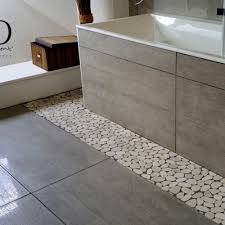 Bague fantaisie ronde, bague verre rouge transparent, bague forme galet, bague simple et douce, création originale, tessae mosaïque moderne. Mosaique Galet