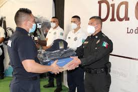 En un video que circula en redes sociales aparecen los policías en pleno acto sexual, semidesnudos y sin percatarse de haber sido grabados. Gobierno De Ecatepec Entrega Uniformes A Policias Ecatepec De Morelos Estado De Mexico