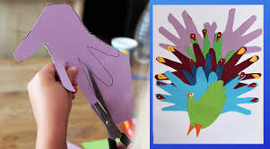 Es ist sehr faszinierend wie aus buntem papier, das geschnitten und geklebt wird, wunderschöne basteleien entstehen. Basteln Mit Kindern Und Papier Ein Pfau Aus Kleinen Handen Mama Und Die Matschhose