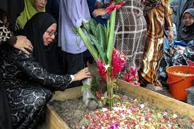 Tan sri sm salim tak seindah wajah. Legendary Singer Sm Salim Laid To Rest